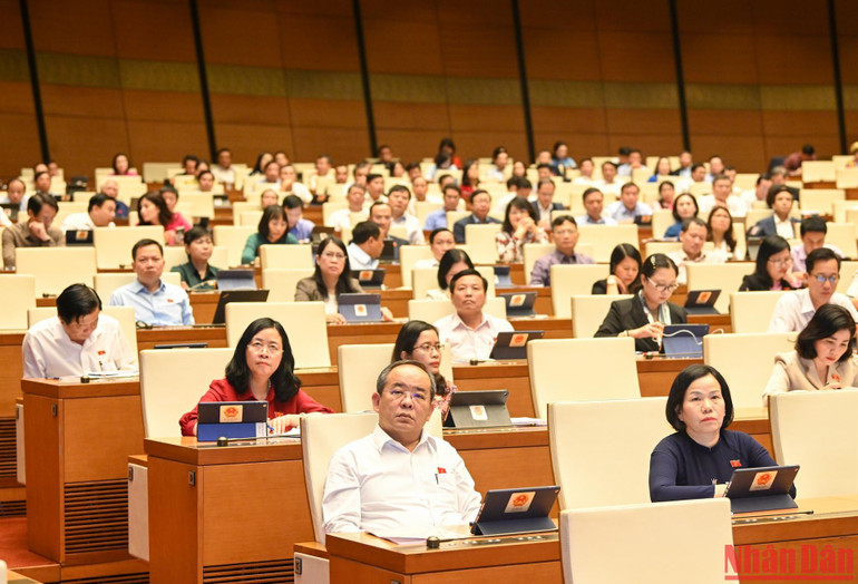 Các đại biểu dự phiên họp sáng 31/10. Ảnh: DUY LINH