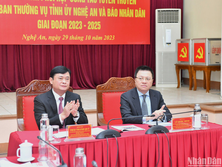 Đồng chí Lê Quốc Minh, Ủy viên Trung ương Đảng, Tổng Biên tập Báo Nhân Dân, Phó Trưởng Ban Tuyên giáo Trung ương, Chủ tịch Hội Nhà báo Việt Nam và đồng chí Thái Thanh Quý, Ủy viên Trung ương Đảng, Bí thư Tỉnh ủy, Chủ tịch Hội đồng nhân dân tỉnh, Trưởng Đoàn đại biểu Quốc hội tỉnh Nghệ An chủ trì Lễ ký kết.