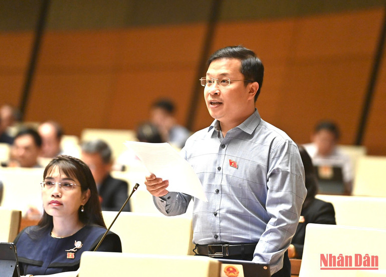 Đại biểu Nguyễn Danh Tú (Kiên Giang) góp ý kiến vào dự thảo Luật Phòng thủ dân sự trong phiên thảo luận ở hội trường, ngày 9/11. (Ảnh: ĐĂNG KHOA)