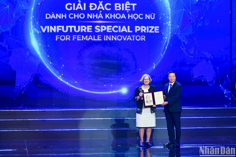 Phó Thủ tướng Trần Hồng Hà trao cúp và bằng chứng nhận cho nhà khoa học đạt Giải thưởng dành cho Nhà khoa học nữ. (Ảnh: THÀNH ĐẠT) Phó Thủ tướng Trần Hồng Hà trao cúp và bằng chứng nhận cho nhà khoa học đạt Giải thưởng dành cho Nhà khoa học nữ. (Ảnh: THÀNH ĐẠT)
