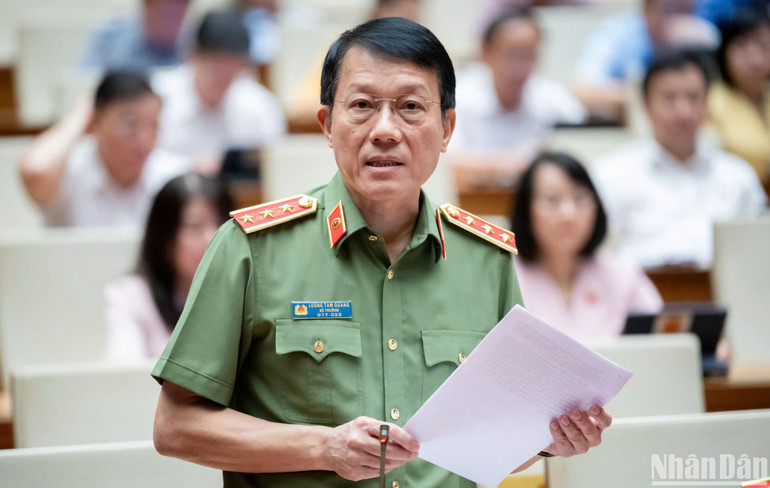 Bộ trưởng Công an Lương Tam Quang trả lời chất vấn của đại biểu. (Ảnh: DUY LINH) Bộ trưởng Công an Lương Tam Quang trả lời chất vấn của đại biểu. (Ảnh: DUY LINH)