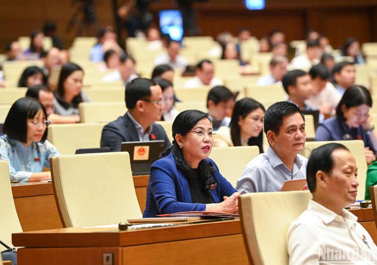 Các đại biểu dự phiên thảo luận ở hội trường sáng 31/10. (Ảnh: DUY LINH)