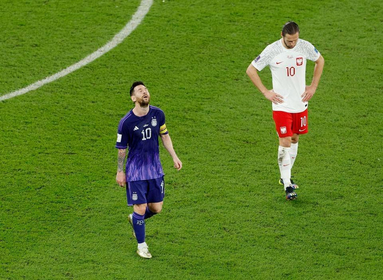 Lionel Messi tiếc nuối khi bỏ lỡ cơ hội mở tỷ số cho Argentina. (Ảnh: Reuters)