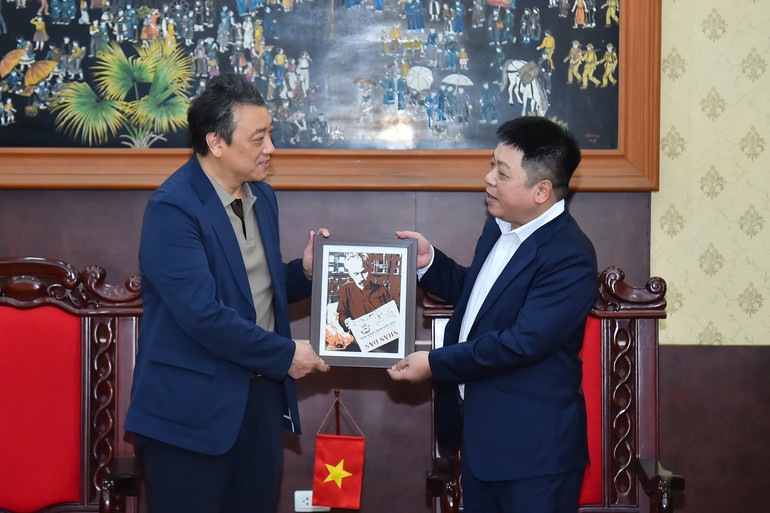 Đồng chí Quế Đình Nguyên tặng quà lưu niệm cho đồng chí Zhao Yue. (Ảnh: THỦY NGUYÊN)