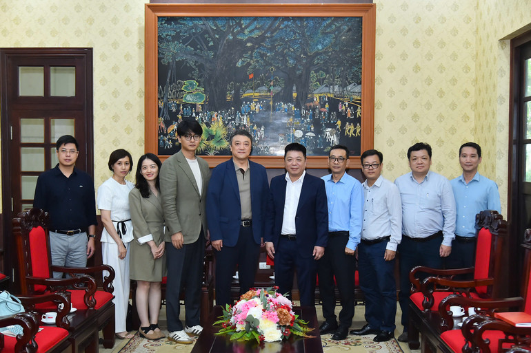 Các đại biểu chụp ảnh lưu niệm. (Ảnh: THỦY NGUYÊN)