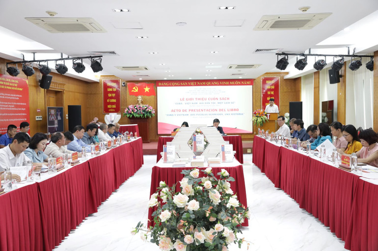 Toàn cảnh buổi lễ giới thiệu sách.