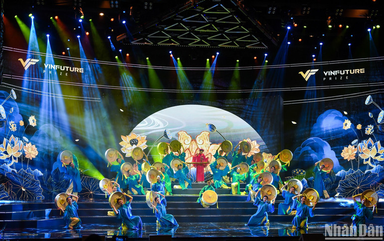 Tiết mục biểu diễn Liên khúc Quan họ Bắc Ninh "Bèo dạt mây trôi và Người ơi người ở đừng về". (Ảnh: THÀNH ĐẠT) Tiết mục biểu diễn Liên khúc Quan họ Bắc Ninh "Bèo dạt mây trôi và Người ơi người ở đừng về". (Ảnh: THÀNH ĐẠT)