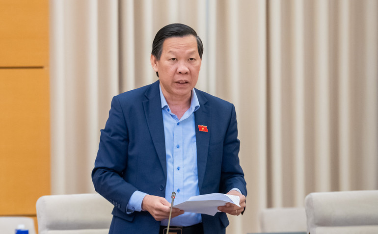 Chủ nhiệm Ủy ban Kinh tế và Tài chính Phan Văn Mãi trình bày báo cáo thẩm tra. (Ảnh: DUY LINH)