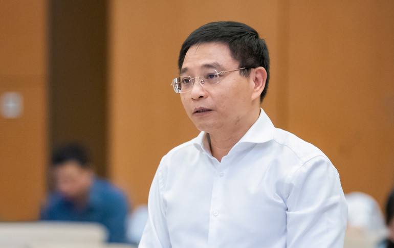 Bộ trưởng Tài chính Nguyễn Văn Thắng trình bày Tờ trình. (Ảnh: DUY LINH)