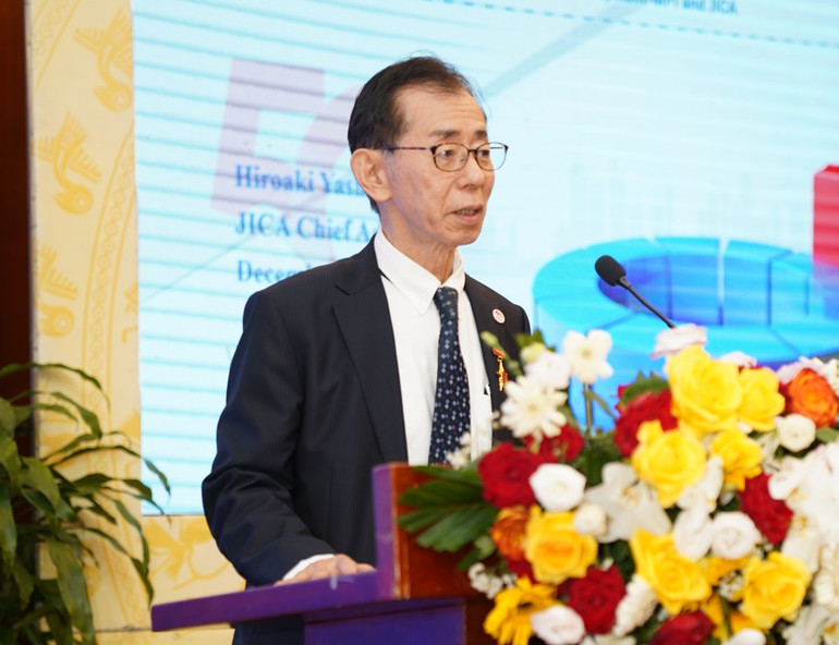 Ông Hiroaki Yashiro, Cố vấn trưởng của JICA báo cáo về hoạt động và kết quả của dự án.