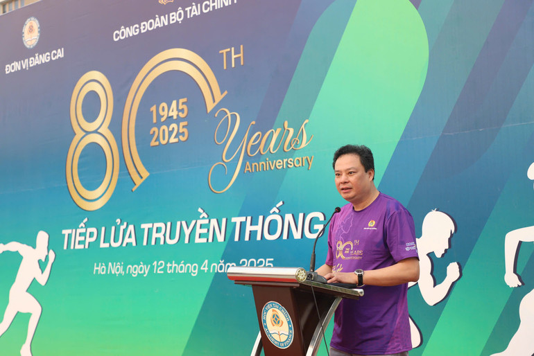 Ông Đỗ Văn Trường, Phó Bí thư Đảng ủy Bộ Tài chính phát biểu khai mạc giải chạy.