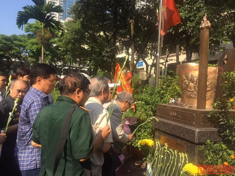 Các cựu sinh viên-chiến sĩ 6971 dâng hoa tại Đài kỷ niệm trong khuôn viên Trường Đại học Khoa học Tự nhiên, Đại học Quốc gia Hà Nội.