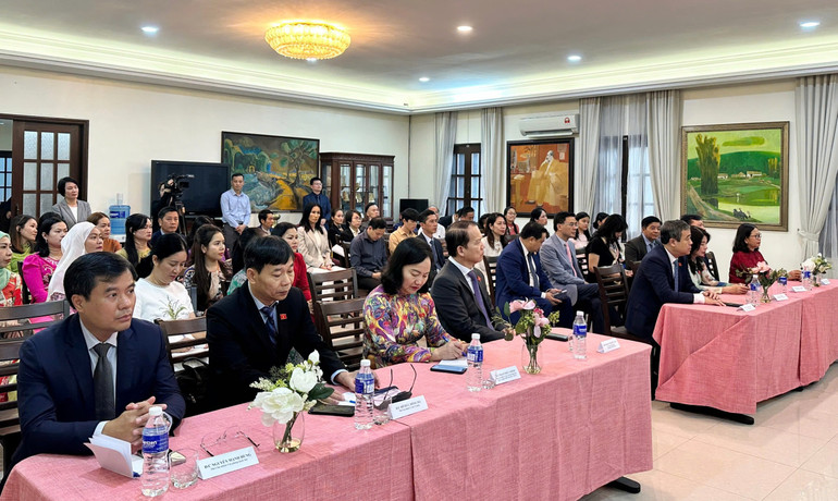 Các đại biểu dự buổi gặp mặt.