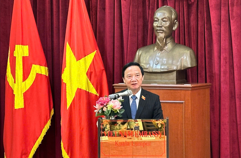 Phó Chủ tịch Quốc hội Nguyễn Khắc Định phát biểu tại buổi gặp mặt.