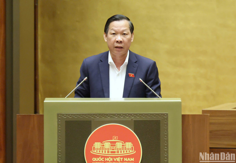 Chủ nhiệm Ủy ban Kinh tế và Tài chính Phan Văn Mãi trình bày báo cáo thẩm tra. (Ảnh: DUY LINH)