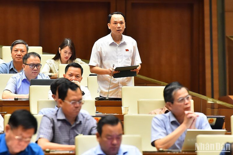 Đại biểu Lưu Bá Mạc góp ý kiến vào dự thảo Luật. (Ảnh: THỦY NGUYÊN)