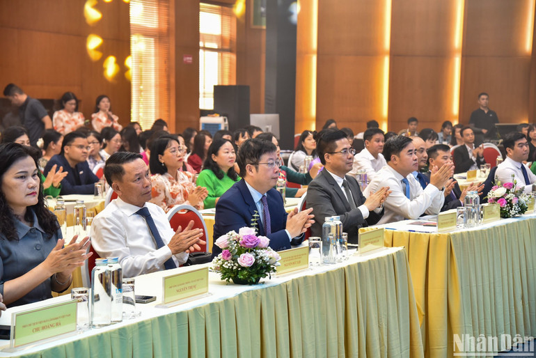 Các đại biểu dự Lễ trao giải. (Ảnh: NHẬT QUANG)