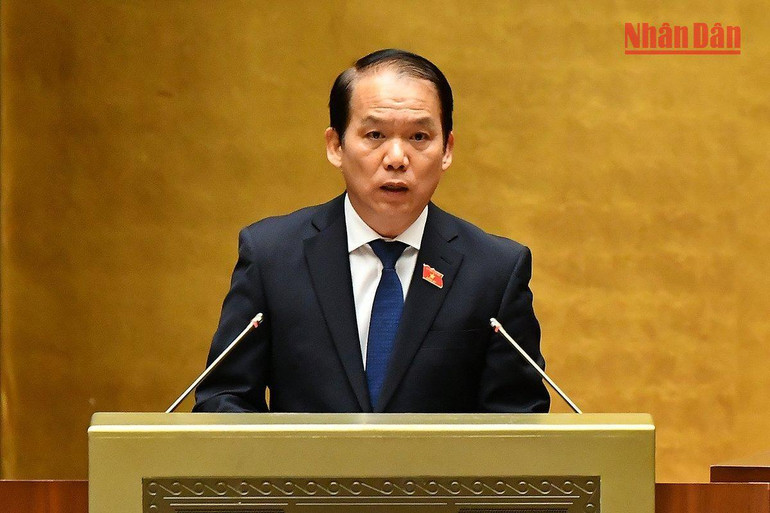 Chủ nhiệm Ủy ban Pháp luật của Quốc hội Hoàng Thanh Tùng trình bày báo cáo giải trình, tiếp thu, chỉnh lý dự thảo Nghị quyết. Ảnh: THỦY NGUYÊN