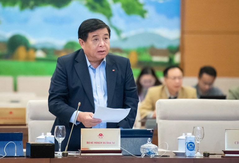 Bộ trưởng Kế hoạch và Đầu tư Nguyễn Chí Dũng báo cáo tại phiên họp. (Ảnh: DUY LINH)
