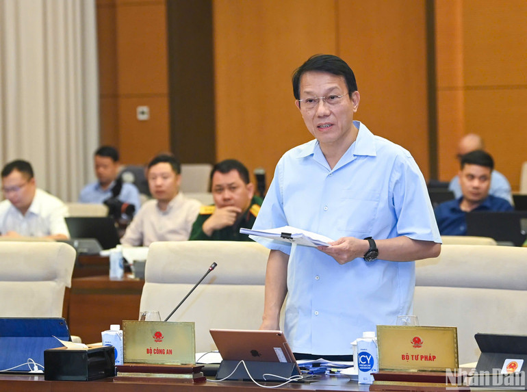 Bộ trưởng Công an Lương Tam Quang trình bày tờ trình về dự án Luật Dữ liệu. (Ảnh: DUY LINH) Bộ trưởng Công an Lương Tam Quang trình bày tờ trình về dự án Luật Dữ liệu. (Ảnh: DUY LINH)