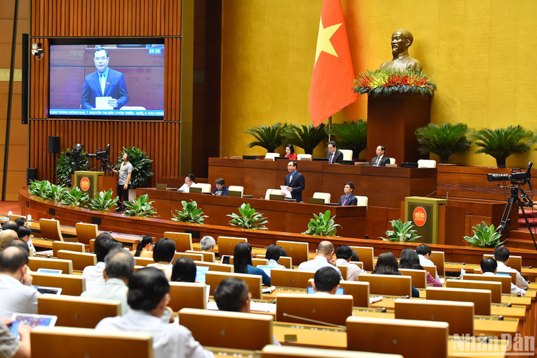 Chủ tịch Tổng Liên đoàn Lao động Việt Nam Nguyễn Đình Khang giải trình, làm rõ một số vấn đề đại biểu Quốc hội nêu. (Ảnh: THỦY NGUYÊN)