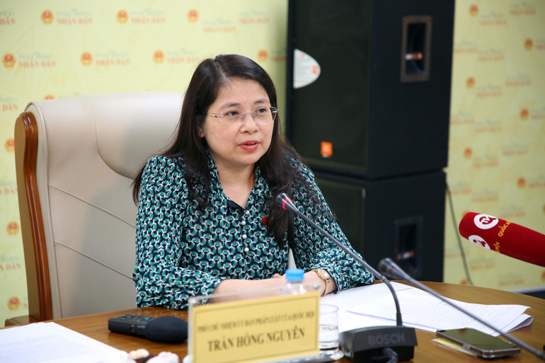 Bà Trần Hồng Nguyên, Phó Chủ nhiệm Ủy ban Pháp luật của Quốc hội chia sẻ tại tọa đàm.