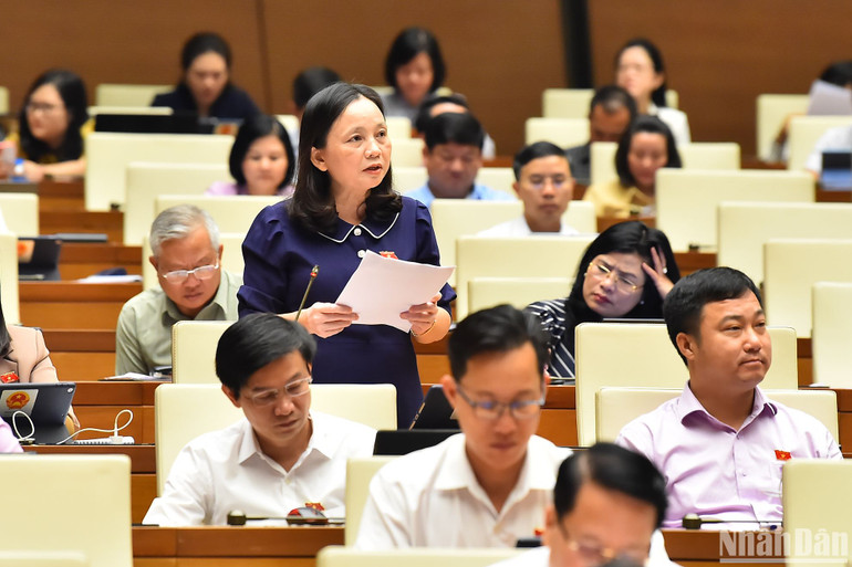 Đại biểu Cầm Thị Mẫn (đoàn Thanh Hóa) nhấn mạnh cần quan tâm phục hồi các nguồn nước bị suy thoái, ô nhiễm, cạn kiệt. (Ảnh: THỦY NGUYÊN)