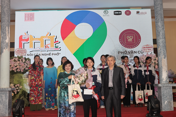 PGS, TS Trần Đáng - Chủ tịch Hiệp hội Nước mắm Việt Nam trao Giải đặc biệt “Cuộc thi viết về nghề phở” cho em Chu Thùy Trang với bài viết “Vân Cù - cái nôi của nghề nấu phở vang danh đất Thành Nam”.