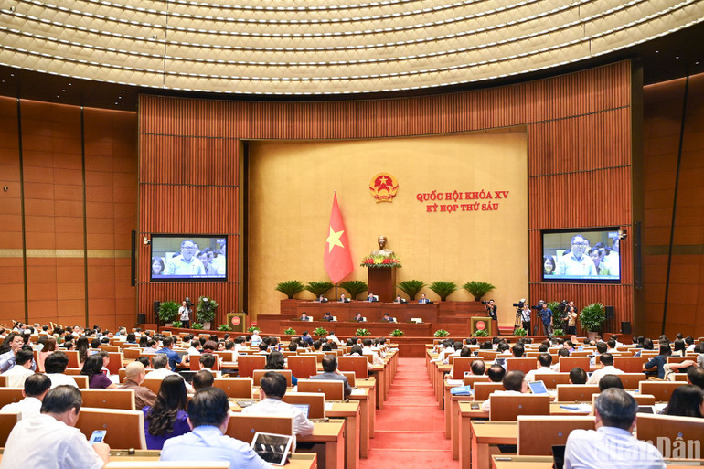 Quang cảnh phiên thảo luận về kinh tế-xã hội chiều 31/10. (Ảnh: DUY LINH)