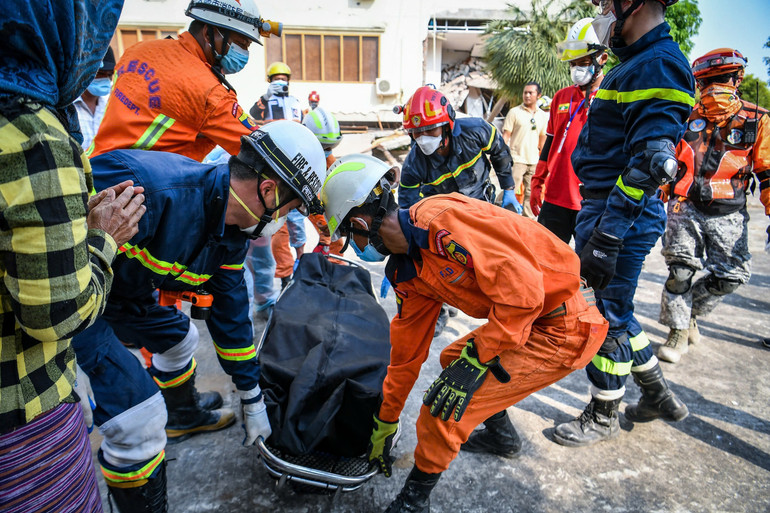Lực lượng cứu hộ Bộ Công an phối hợp đưa 1 thi thể nạn nhân ra ngoài chiều 3/4.