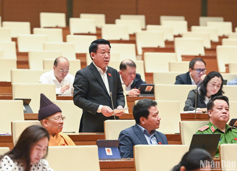 Đại biểu Bùi Mạnh Khoa - Đoàn đại biểu Quốc hội tỉnh Thanh Hóa chất vấn về việc chậm thu hồi tài sản tham nhũng. (Ảnh: DUY LINH)