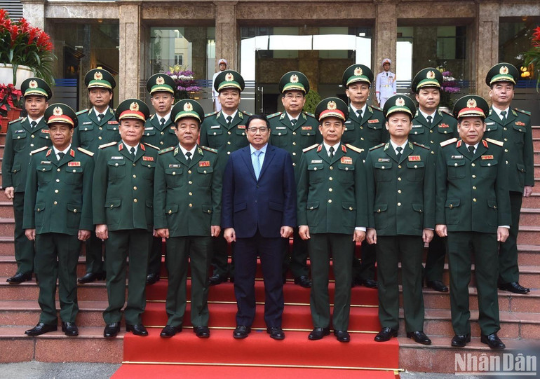 Thủ tướng Phạm Minh Chính với lãnh đạo Bộ Quốc phòng, Bộ Tư lệnh Bộ đội Biên phòng. (Ảnh: TRẦN HẢI)