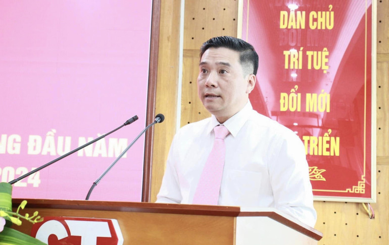 Đồng chí Nguyễn Thái Bình, Phó Giám đốc Nhà xuất bản trình bày dự thảo Báo cáo sơ kết công tác chuyên môn 6 tháng đầu năm và triển khai nhiệm vụ 6 tháng cuối năm 2024.