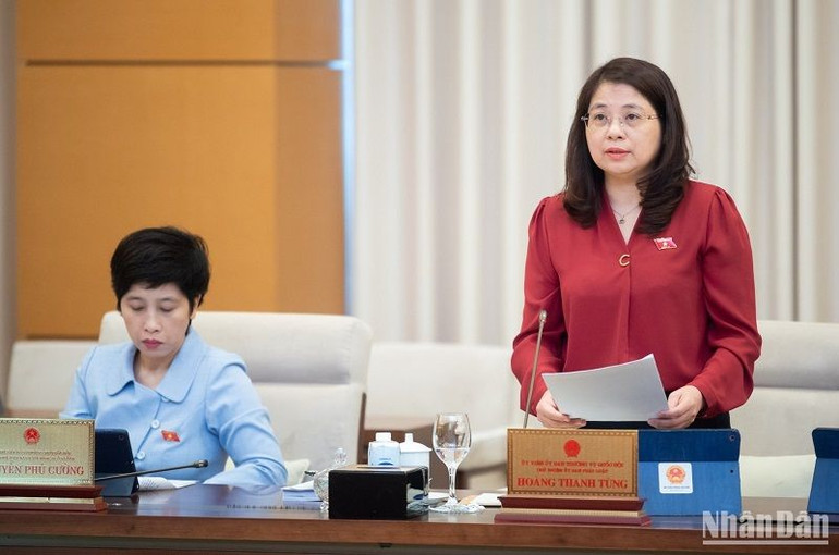 Phó Chủ nhiệm Ủy ban Pháp luật Trần Hồng Nguyên trình bày báo cáo thẩm tra đề nghị xây dựng dự án Luật. (Ảnh: DUY LINH)