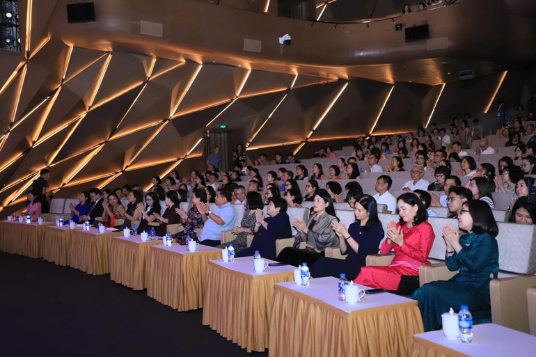 Các đại biểu tham dự chương trình.