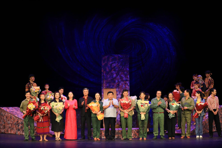 Bộ trưởng Kế hoạch và Đầu tư Nguyễn Chí Dũng tặng hoa cho các nghệ sĩ tham gia biểu diễn trong chương trình nghệ thuật đặc biệt.