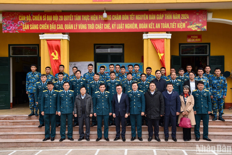 Các đồng chí trong đoàn công tác của Báo Nhân Dân chụp ảnh lưu niệm cùng các đồng chí lãnh đạo Quân chủng Phòng không-Không quân, Sư đoàn 361, Trung đoàn 218 và Đại đội 28. (Ảnh: NHẬT QUANG)