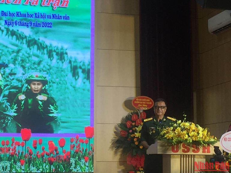 Nhà báo Phùng Huy Thịnh, Chủ tịch Hội Sinh viên-Chiến sĩ 6971 chia sẻ tại buổi gặp mặt. Nhà báo Phùng Huy Thịnh, Chủ tịch Hội Sinh viên-Chiến sĩ 6971 chia sẻ tại buổi gặp mặt.