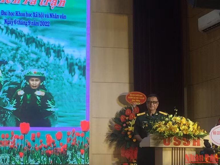 Nhà báo Phùng Huy Thịnh, Chủ tịch Hội Sinh viên-Chiến sĩ 6971 chia sẻ tại buổi gặp mặt.