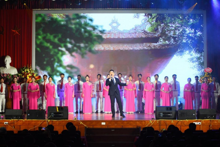 Tiết mục văn nghệ mở màn Lễ kỷ niệm.