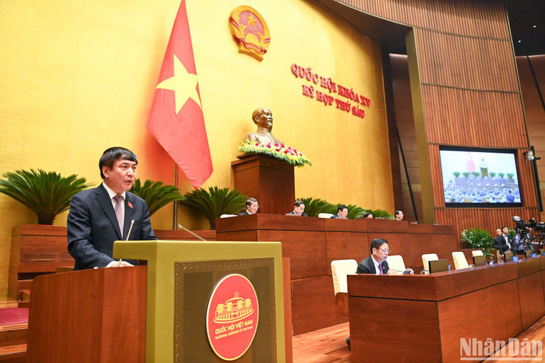 Tổng Thư ký Quốc hội, Chủ nhiệm Văn phòng Quốc hội Bùi Văn Cường trình bày Báo cáo giải trình, tiếp thu, chỉnh lý dự thảo nghị quyết trước khi Quốc hội biểu quyết thông qua. (Ảnh: DUY LINH)