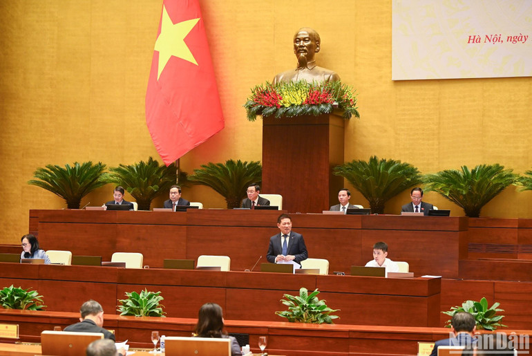 Bộ trưởng Tài chính Hồ Đức Phớc trả lời chất vấn. (Ảnh: DUY LINH) Bộ trưởng Tài chính Hồ Đức Phớc trả lời chất vấn. (Ảnh: DUY LINH)