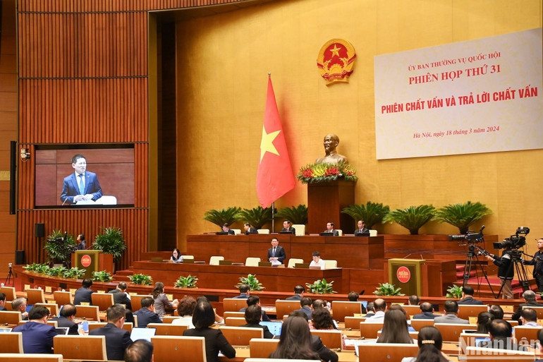 Quang cảnh phiên chất vấn Bộ trưởng Tài chính Hồ Đức Phớc sáng 18/3. (Ảnh: DUY LINH)