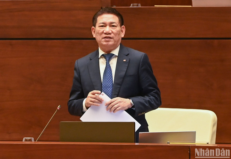 Bộ trưởng Tài chính Hồ Đức Phớc trả lời chất vấn của đại biểu Quốc hội. (Ảnh: DUY LINH)
