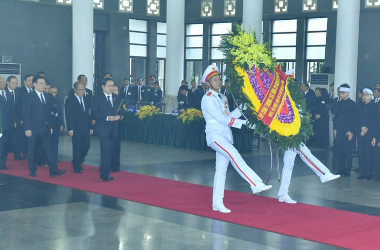 Đoàn Quốc hội do đồng chí Trần Thanh Mẫn, Ủy viên Bộ Chính trị, Chủ tịch Quốc hội làm Trưởng đoàn vào viếng đồng chí Nguyễn Phú Trọng và chia buồn cùng gia quyến. Đoàn Quốc hội do đồng chí Trần Thanh Mẫn, Ủy viên Bộ Chính trị, Chủ tịch Quốc hội làm Trưởng đoàn vào viếng đồng chí Nguyễn Phú Trọng và chia buồn cùng gia quyến.