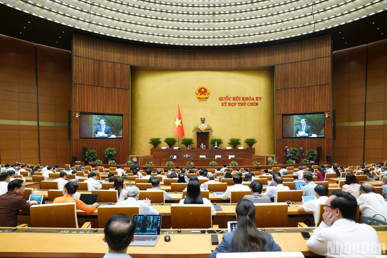 Quang cảnh phiên họp ở hội trường sáng 8/5. (Ảnh: DUY LINH)