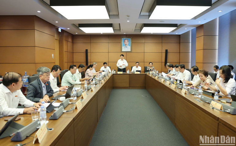 Quang cảnh phiên thảo luận ở tổ 2 chiều 8/5. (Ảnh: DUY LINH)