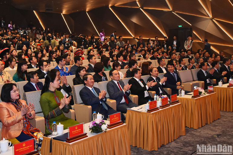 Phó Thủ tướng Trần Lưu Quang và các đại biểu dự Lễ tuyên dương. (Ảnh: THỦY NGUYÊN) Phó Thủ tướng Trần Lưu Quang và các đại biểu dự Lễ tuyên dương. (Ảnh: THỦY NGUYÊN)