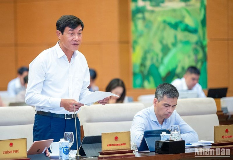 Phó Tổng Kiểm toán nhà nước Doãn Anh Thơ báo cáo tại phiên họp. (Ảnh: DUY LINH) Phó Tổng Kiểm toán nhà nước Doãn Anh Thơ báo cáo tại phiên họp. (Ảnh: DUY LINH)