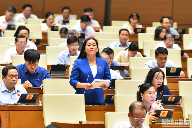 Đại biểu Lê Thị Thanh Lam (đoàn Hậu Giang) cho rằng cần quy định giới hạn tuổi tối đa tham gia lực lượng bảo vệ an ninh, trật tự ở cơ sở. (Ảnh: THỦY NGUYÊN)